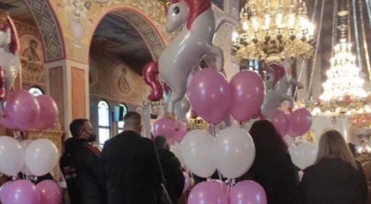 Τραγικές φιγούρες οι γονείς στη κηδεία της 9χρονης Τζωρτζίνας! Έχασαν 3 παιδιά μέσα σε 3 χρόνια