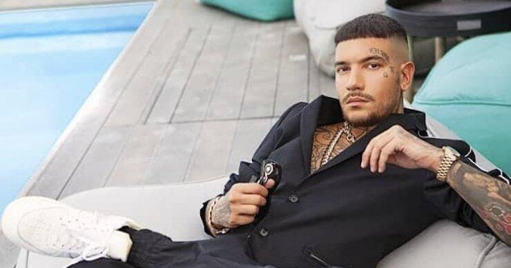 Snik: Έπαιξε άγριο ξύλο με θαμώνα μαγαζιού και το βίντεο έγινε viral 