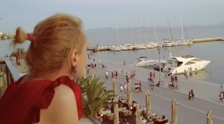 Ελληνίδα παρουσιάστρια έδωσε παραίτηση από το κανάλι ντυμένη στα χρώματα της Ουκρανίας [εικόνα]