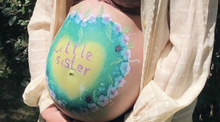 Ότι πιο όμορφο: Ελληνίδα τραγουδίστρια αποκάλυψε το φύλο του μωρού της με ζωγραφισμένη την κοιλιά της