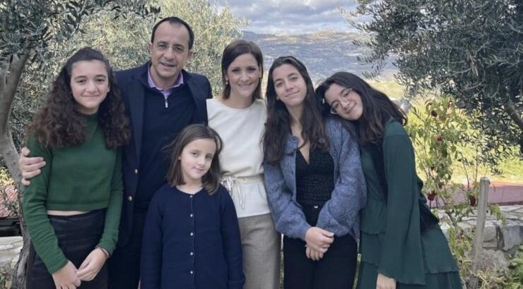 Νίκος Χριστοδουλίδης: Αγκαλιά με την κόρη του στην αποφοίτησή της [εικόνα]