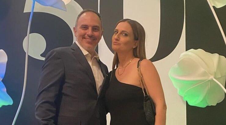 Γωγώ Αλεξανδρινού: Δείτε πόσο μεγάλωσε η κόρη της Χριστίνα ποζάροντας στο χριστουγεννιάτικο δέντρο