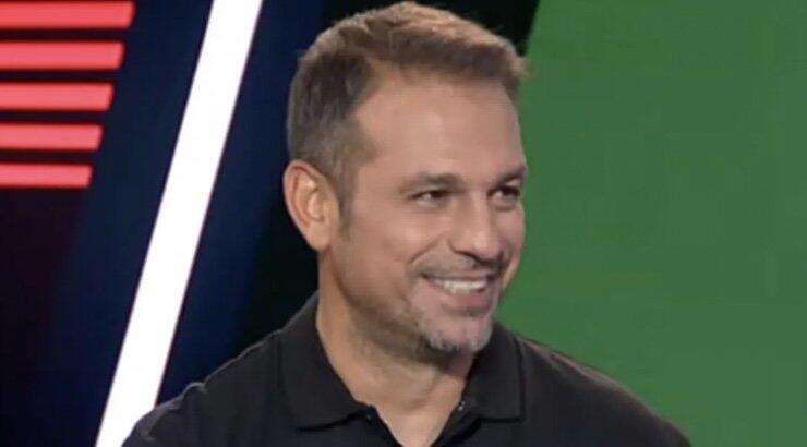 Ντέμης Νικολαΐδης: Ακολουθεί μόνο έναν άνθρωπο στα social media και δεν θα πιστέψεις ποιος είναι