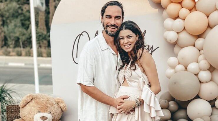 Kλέλια Γιασεμίδου - Πέτρος Αθανασίου: Αγκαλιά με την κόρη τους αποκάλυψαν το όνομα που θα της δώσουν