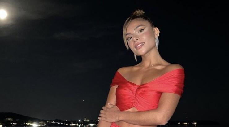 Ελευθερία Ελευθερίου: Περπατούσε με ανοιχτό σακάκι χωρίς εσώρουχο στο κέντρο της Αθήνας [εικόνες]