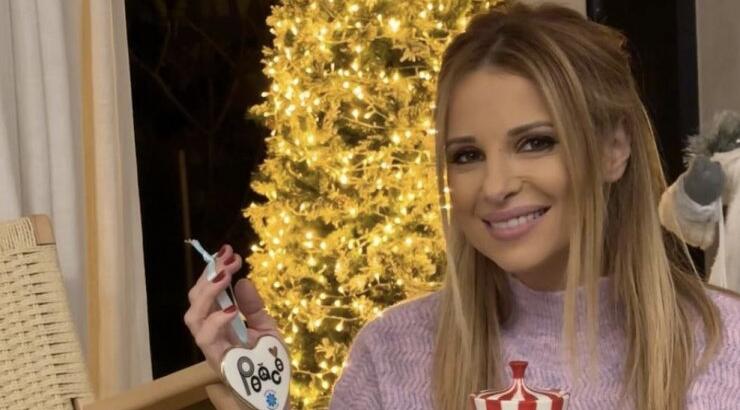 Αριστοτέλους: Η επική στιγμή που μιλάει ταυτόχρονα σε κινητό και σταθερό τηλέφωνο