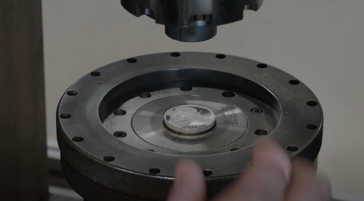 Κυκλοφόρησε επετειακή σειρά νομισμάτων με το πρόσωπο Κύπριου τραγουδιστή [εικόνες & βίντεο]