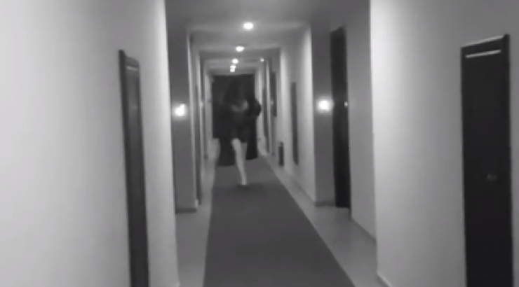 Επώνυμη Ελληνίδα κυκλοφορούσε με τα εσώρουχα σε διάδρομο ξενοδοχείου!