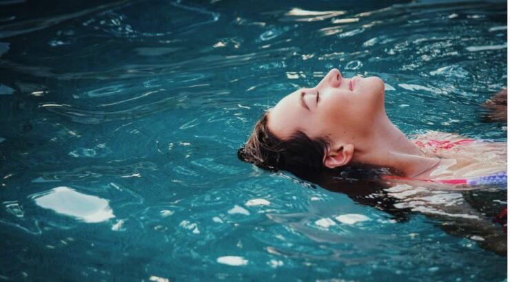 Έξι πράγματα που συμβαίνουν στο σώμα μας όταν κολυμπάμε κάθε μέρα