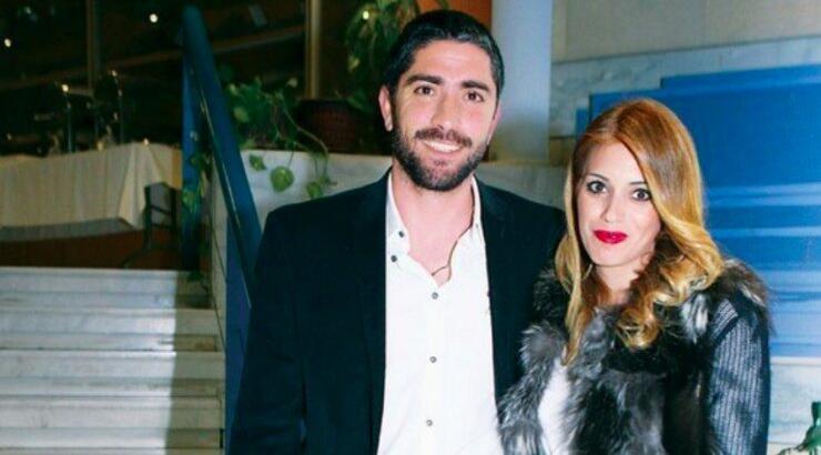 Μιχάλης Κωνσταντίνου: Το ερωτικό δάγκωμα στο αυτί της Εβελίνας Κυράστα για την 13η επέτειο γάμου τους