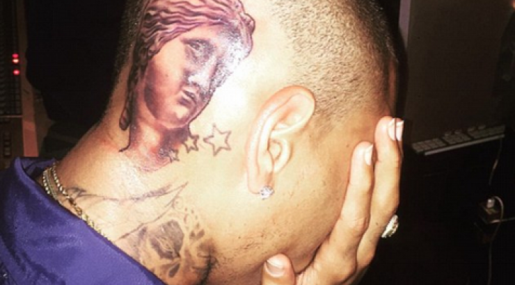 Πασίγνωστος τραγουδιστής έκανε τατουάζ την “Αφροδίτη της Μήλου” στο κεφάλι του!