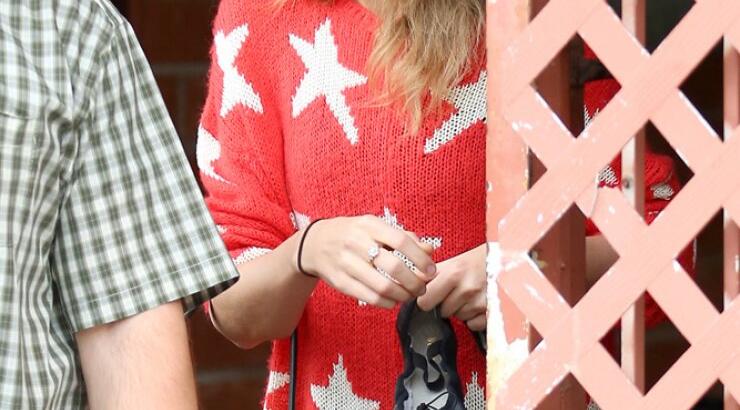 Taylor Swift: Πήρε τα παπούτσια στο χέρι