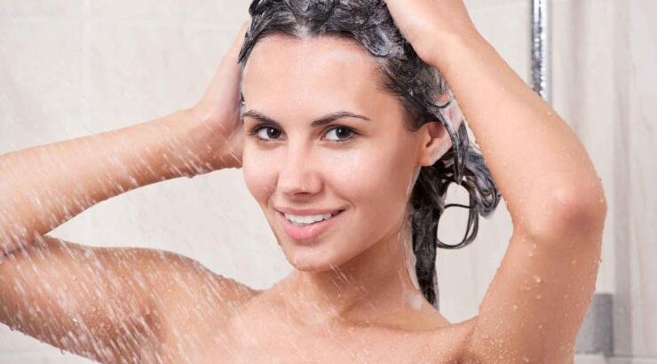 Δυνατά μαλλιά για πάντα: 6 tips για σωστό λούσιμο 