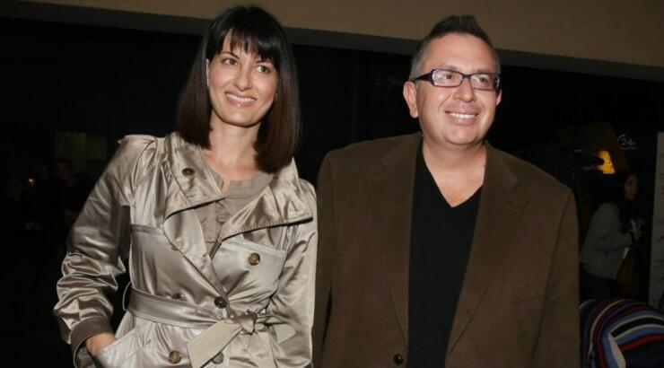 Συντετριμμένη η σύζυγος του Θέμου Αναστασιάδη με τα παιδιά τους στην κηδεία [εικόνες]