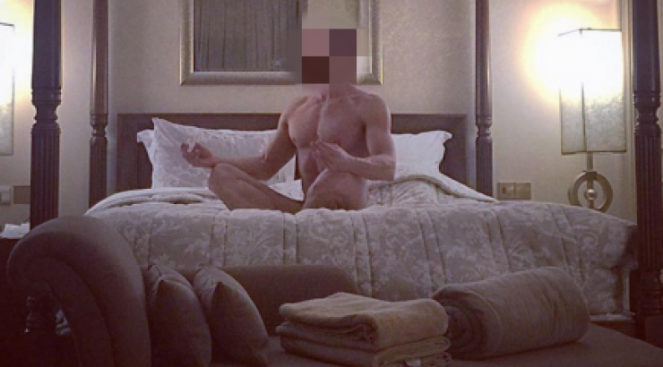 Ηθοποιός σε κυπριακή σειρά κάνει γιόγκα στο κρεβάτι… τελείως γυμνός!