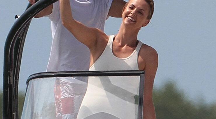 H Charlize Theron φωτογραφίζεται με μαγιό [εικόνες]