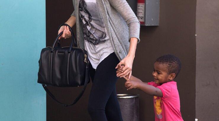 Ποια σταρ παίρνει το γιο της σε γυμναστήριο; [φωτογραφίες]