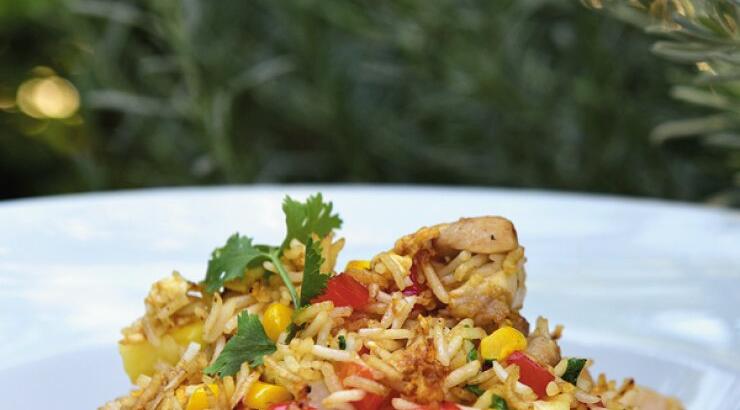 Τηγανιτό ρύζι με μπούτι κοτόπουλο, ανανά, κόκκινη πιπεριά, καλαμπόκι και κόλιανδρο