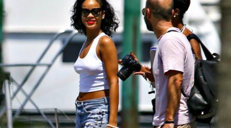 H Rihanna με G-string μονοκίνι και κυτταρίτιδα! [εικόνες] 