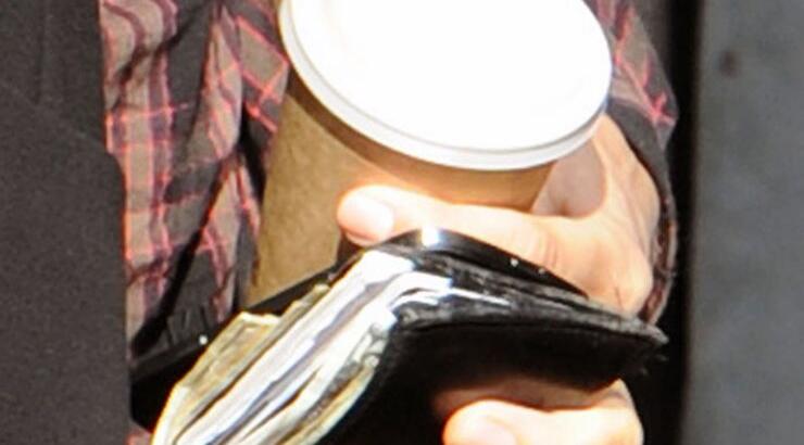 Σε ποιον ηθοποιό ανήκει αυτό το "παραφουσκωμένο" πορτοφόλι; 