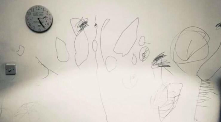 Ο γιος γνωστού ζευγαριού του νησιού μας ζωγράφισε στον τοίχο όσο εκείνοι κοιμόντουσαν! 