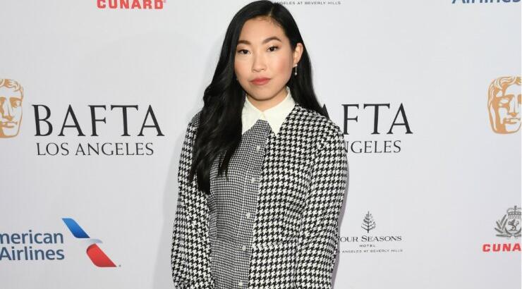 Η Awkwafina φόρεσε TommyXZendaya στο Tea Party των βραβείων BAFTA