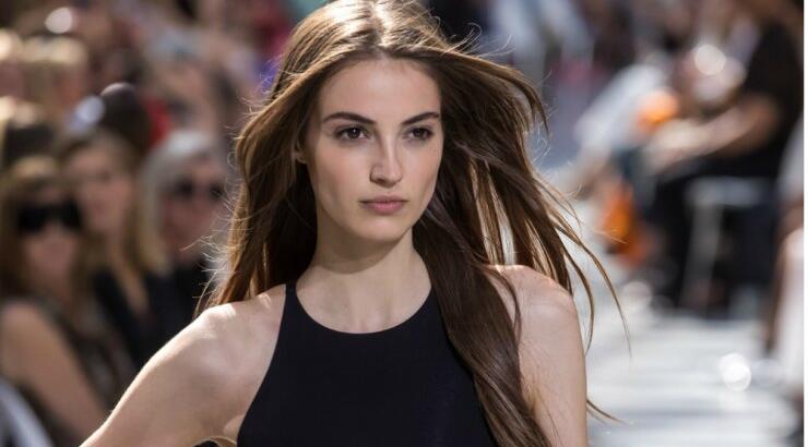 To πιο λαμπερό και girly total black outfit