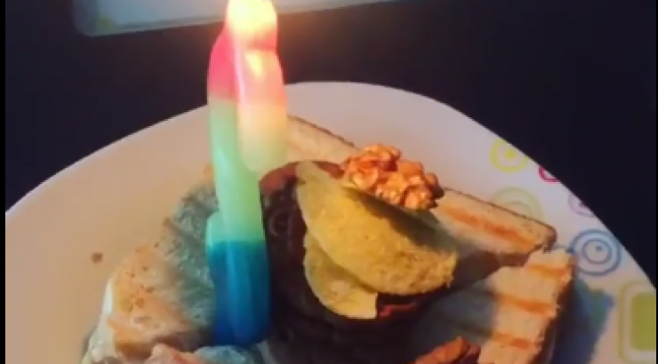 Η πρωτότυπη τούρτα έκπληξη σε Κύπριο ηθοποιό για τα γενέθλιά του!