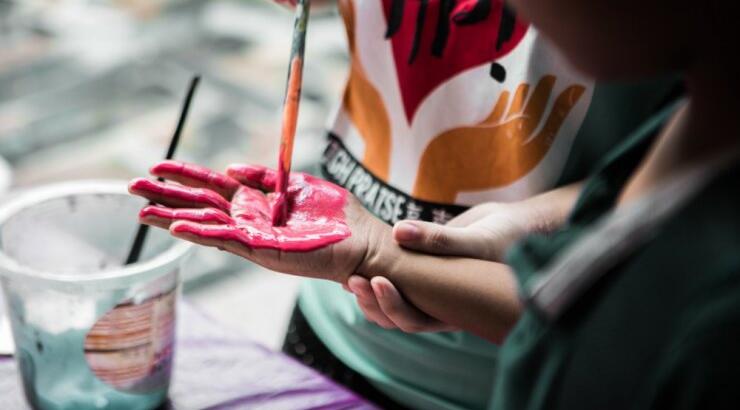 8 λόγοι για να εντάξετε την τέχνη στη ζωή των παιδιών σας