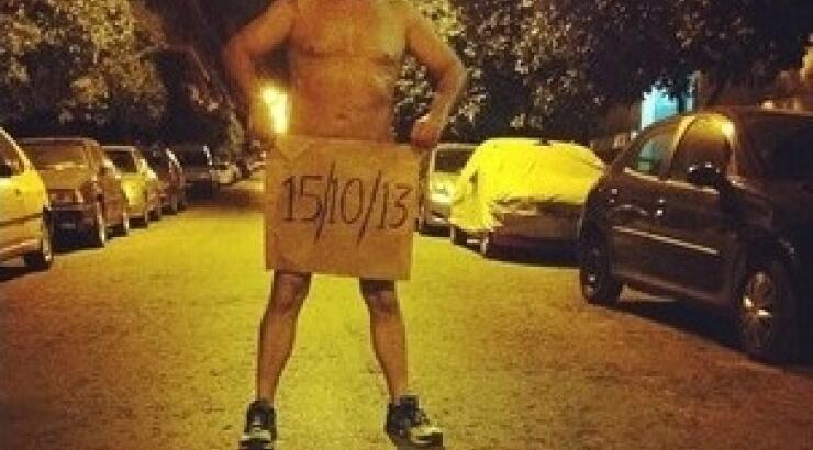 Ο Φώτης Σεργουλόπουλος γυμνός στους δρόμους!