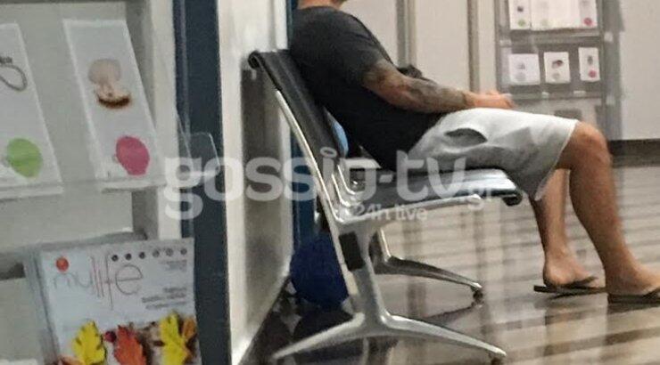 Σύντροφος επώνυμης Ελληνίδα στην αίθουσα αναμονής περιμένει τη σύντροφό του να γεννήσει