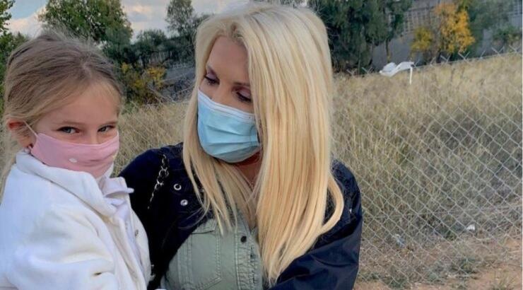 Ελένη Μενεγάκη: Απαθανατίζει την μικρή Μαρίνα να απολαμβάνει τα παιχνίδια της στα χιόνια από τον κήπο τους [εικόνα]