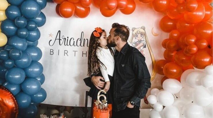 Ο Νεκτάριος Αλεξάνδρου μας δείχνει την κόρη του Αριάδνη να τραγουδάει Bon Jovi στο αυτοκίνητο