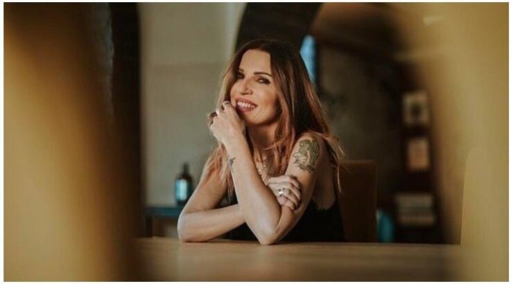 Ευρυδίκη: Ποζάρει αγνώριστη μπροστά από τον Πύργο του Άιφελ στα 80s [εικόνα]