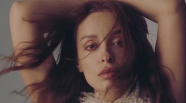 Ελένη Φουρέιρα: Με total denim look στον όγδοο μήνα της εγκυμοσύνης της [εικόνα]