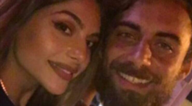 Η Ελευθερία Ελευθερίου δεν άφησε τον Μάριο Πρίαμο να την αγκαλιάσει κατά την άφιξή της στην παραλία [βίντεο]