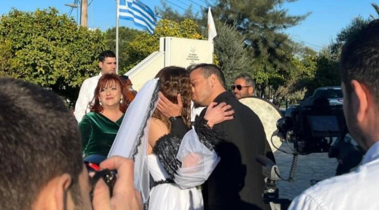 Ιωάννα Λαμπροπούλου: Η συγκινητική στιγμή της άφιξής της στην εκκλησία [εικόνες & βίντεο]