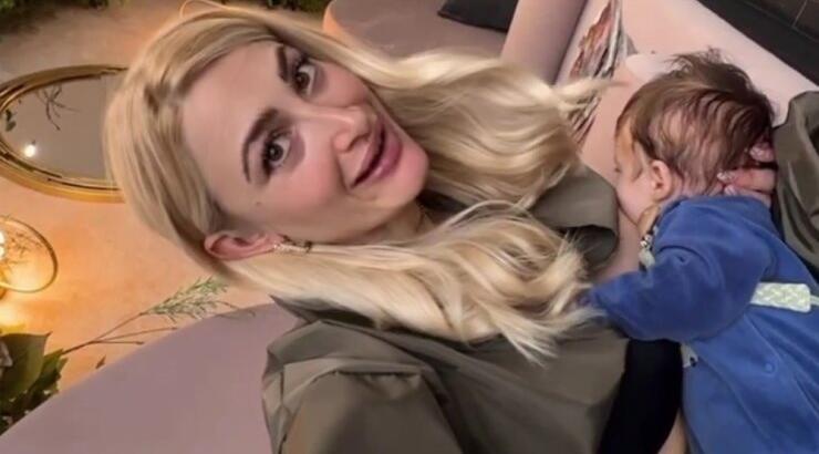 Ιωάννα Τούνη: Κάνει πεντικιούρ και παράλληλα θηλάζει τον γιο της [βίντεο]