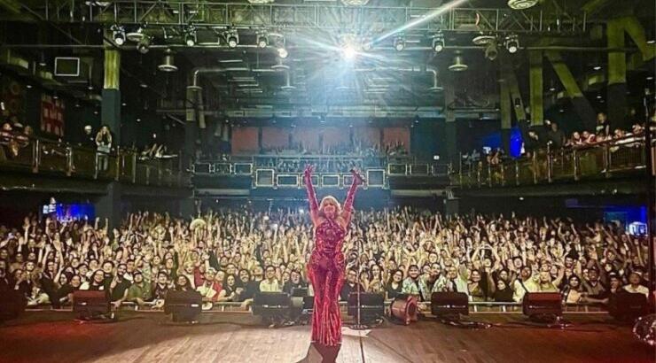 Tο ατύχημα επί σκηνής παγκοσμίου φήμης τραγουδίστριας [βίντεο]