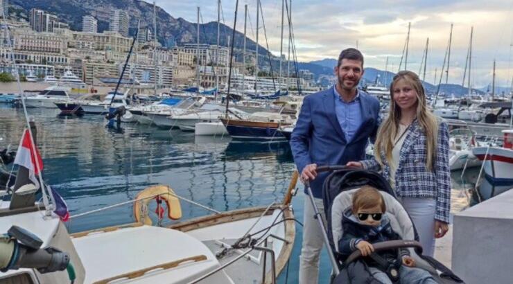 Παύλος Κοντίδης: Καλοκαιρινές βουτιές με τη σύζυγό του και τον γιο τους [εικόνα] 