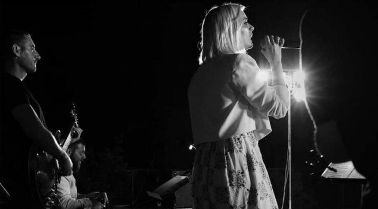 Άντρη Καραντώνη: Συγκινεί με την ερμηνεία τραγουδιού για την τουρκική εισβολή [βίντεο]