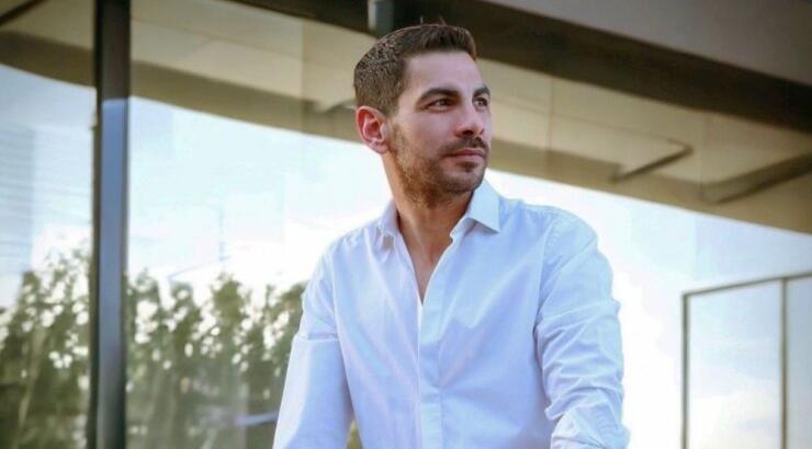 Σταύρος Κωνσταντίνου: Φωτογραφίζει τον γιο του μέσα στο κρεβατάκι του [εικόνα]