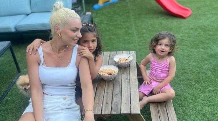 Άντρη Καραντώνη - Αργυρώ: Με πλεξούδες στα μαλλιά χορεύουν στο tiktok στις διακοπές τους [βίντεο]