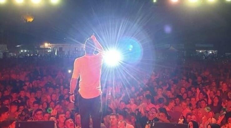 Γνωστός Έλληνας τραγουδιστής: "Με έχουν χουφτώσει ενώ τραγουδούσα στη σκηνή"