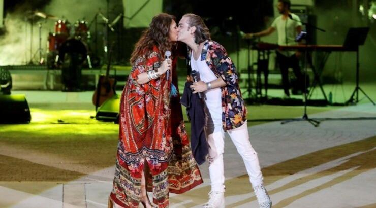 Διονύσης Σχοινάς: Φωτογράφησε την Καίτη Γαρμπή μετά το ντους της [εικόνα]