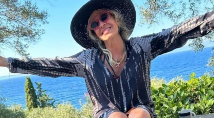 Η Άννα Βίσση σερβίρει παγωτά σε τουρίστες και γίνεται viral [βίντεο]