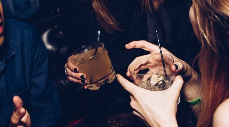 Καλοκαίρι & Αλκοόλ – Μια εξίσωση που μας προσθέτει βάρος