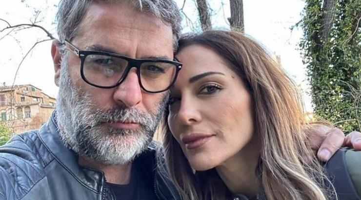 Βανδή - Μπισμπίκης: Φόρεσαν τα μαγιό τους και φωτογραφήθηκαν αγκαλιά στον "παράδεισο" [εικόνα]