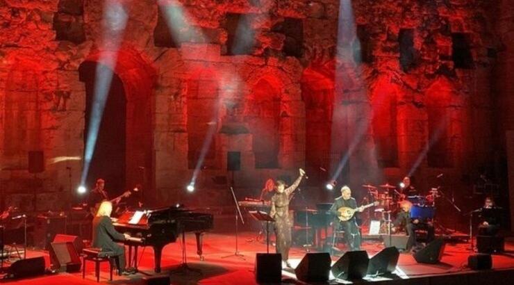 Γνωστή Κύπρια τραγουδίστρια: "Εβγαινα στην πίστα να τραγουδήσω πάνω σε ένα άλογο" 