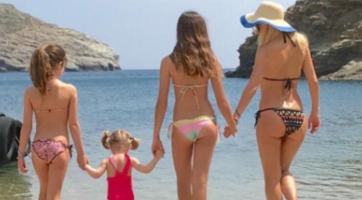Ελένη Μενεγάκη: Απολαμβάνει βουτιές στην παραλία με τις κόρες της [εικόνες]